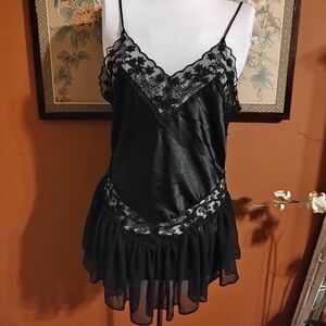 🕷️🖤🕷️ Gorgeous Vtg 90s Silky Shimmering Onyx Black Satin & Lace Nighty - M
